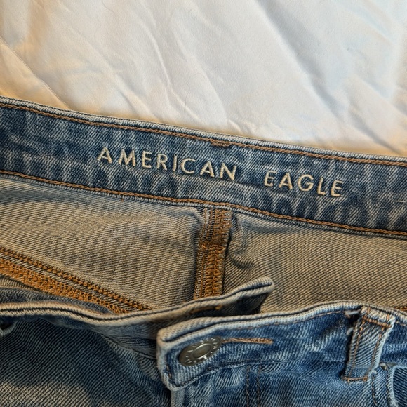 American Eagle women’s jeans. Size 8 short. Distressed. - Picture 3 of 4